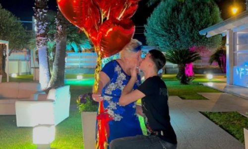 19-jähriger TikToker macht seiner 76-jährigen Freundin einen Heiratsantrag & geht damit viral